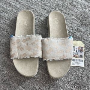 Women’s Size 8 Toms Paradise sandals pineapples gold and taupe NWT